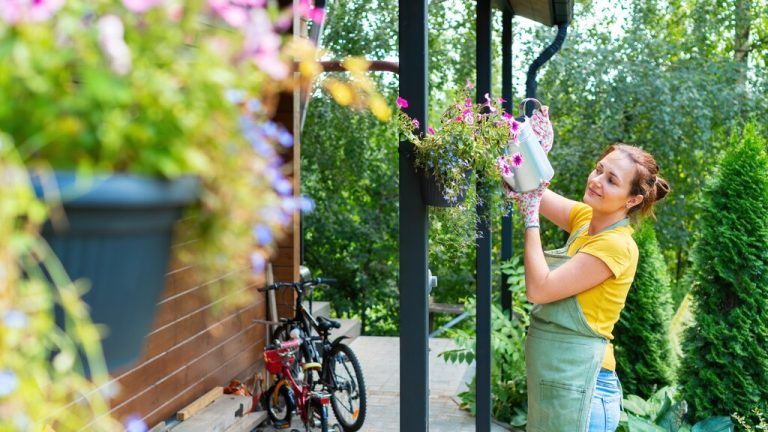 Mit ein paar Handgriffen wird aus dem Garten eine Wohlfühloase. ⇒Shutterstock
