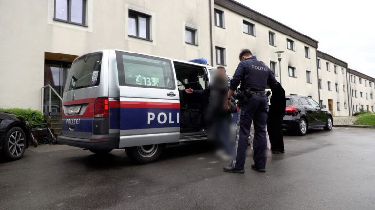 Nach dem Überfall in der Grindelstraße befragten Einsatzkräfte potenzielle Zeugen bei der Wohnanlage und leiteten eine Großfahndung nach dem Täter ein. ⇒shourot (2)