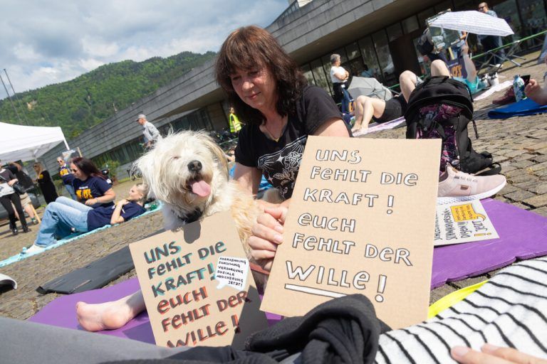 Eine Demonstrantin beim ME/CFS-Protest am 12. Mai vor dem Landhaus. ⇒hartinger