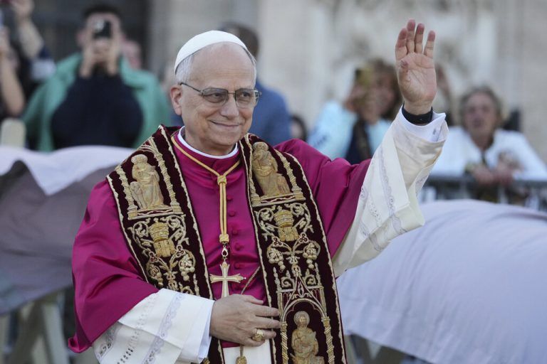 Papst Leo XIV. ist Gegenstand eines regelrechten Wettstreits der Verlage Herder und Patmos. ⇒ap