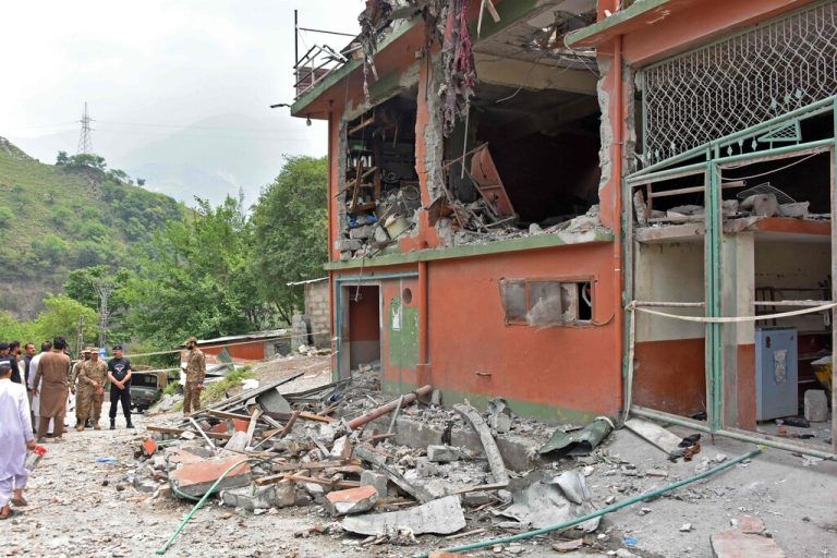 Soldaten und Anrainer begutachten die Trümmer einer Moschee in Muzaffarabad nach indischen Angriffen in der Hauptstadt von Pakistanisch-Kaschmir.⇒APA