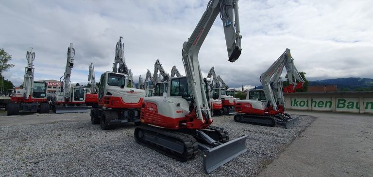 Takeuchi-Bagger stehen auf dem Firmenareal in Lauterach zur Auslieferung bereit.⇒WPA