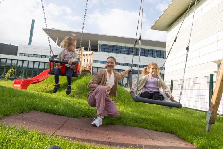 Tamara Berchtolds Kinder Sophie (4) und Lara (2) werden während der Arbeit im Russmedia-MiniClub oder von deren Großmutter betreut – dafür ist sie ihrer Mutter sehr dankbar.⇒Hartinger