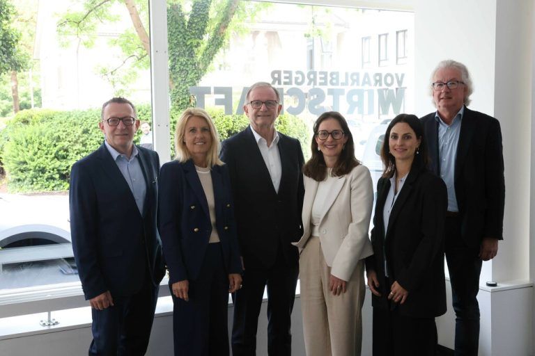 Udo Filzmaier, Petra Kreuzer, Andrea Längle, Jennifer Bitsche und Edi Fischer mit Präsident Karlheinz Kopf. ⇒wirtschaftskammer vorarlberg