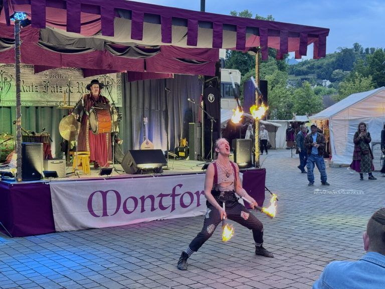 Verschiedene Programmpunkte wie die Feuershow sorgten für Begeisterung.⇒lutz (7)