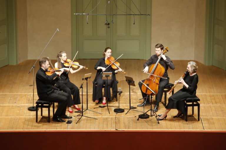 V.l.: Peter-Philipp Straemmler, Johanna Staemmler, Teresa Schwamm-Biskamp, Martin Funda und Sabine Meyer.⇒⇒Schubertiade