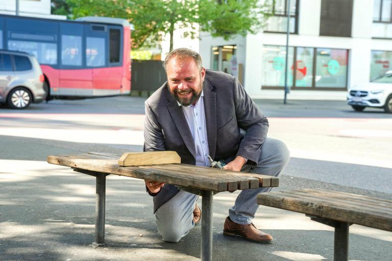 Voller Einsatz: Markus Fäßler schraubt die Holzkeile ab.⇒stiplovsek