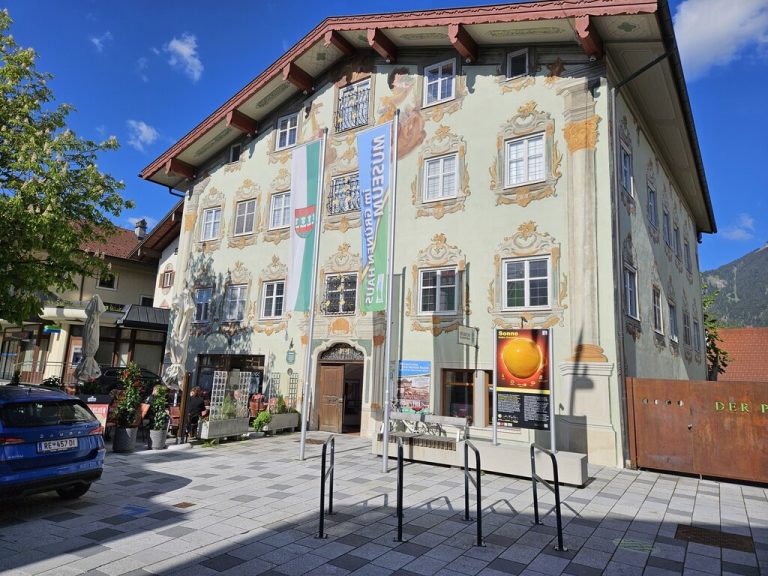 Vor dem Museum im Grünen Haus in Reutte beginnt der Planeten-Rundweg. ⇒Seeberger