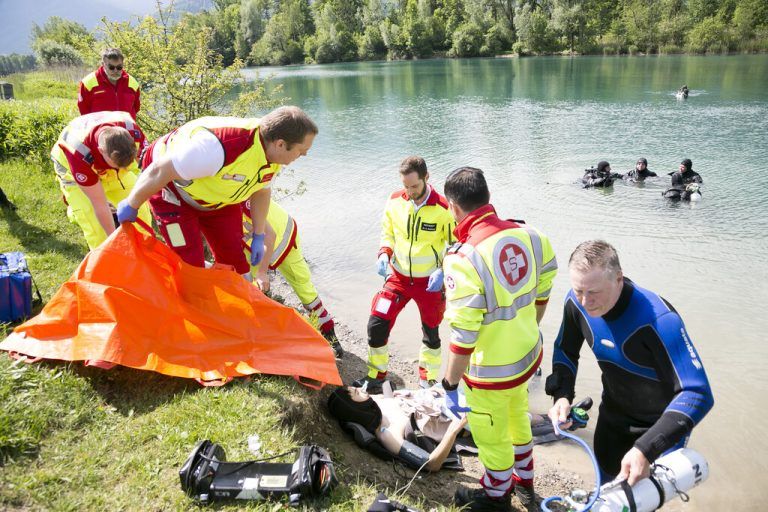 Wasserrettung, Tauchclub Vorarlberg, Rotes Kreuz und Samariterbund trainierten die Rettungskette vom See bis zum Notarzt.⇒⇒Mathis