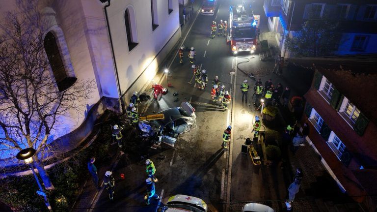 Zwei Autos ras­ten durch Alberschwende. ⇒Shourot