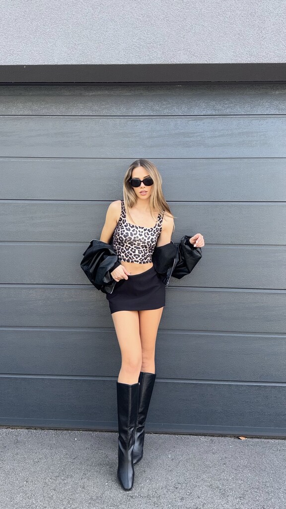 1Party: „Das Top mit Leopardenprint trage ich super gern. Es ist auffällig, aber nicht übertrieben. Dazu eine schwarze Bomberjacke und Boots – ein Look, den ich immer wieder anziehe. Der ist gerade total angesagt und macht einfach was her.“