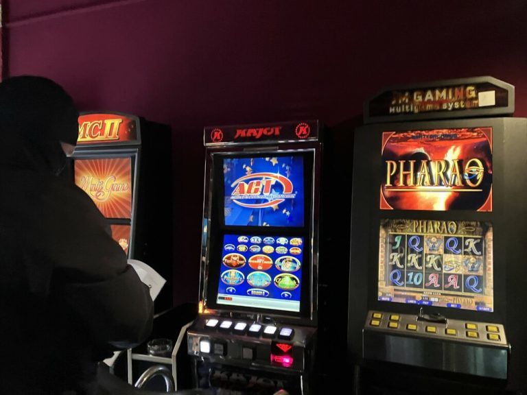 Angeklagte sollen Umsatzsteuer und Glückspielabgaben in Millionenhöhe hinterzogen haben.⇒ySymbolfoto: aPA/BMF/FINANZPOLIZEI
