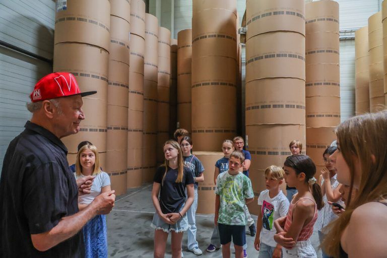 Besonders der Rollenkeller mit den tonnenschweren Papierrollen begeisterte die Besuchs-Kinder.