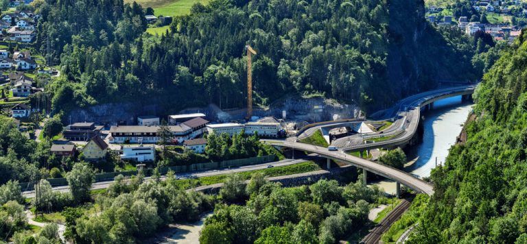 Blick auf das künftige Tunnelportal Felsen­au, wo im Herbst die Bauarbeiten am Haupttunnelbeginnen. ⇒Stiplovsek