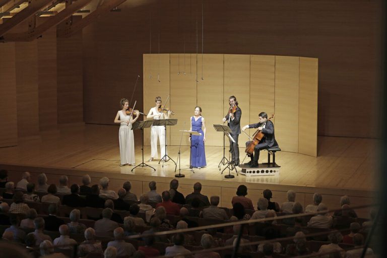 Christiane Karg inmitten des Aris Quartetts.⇒Schubertiade