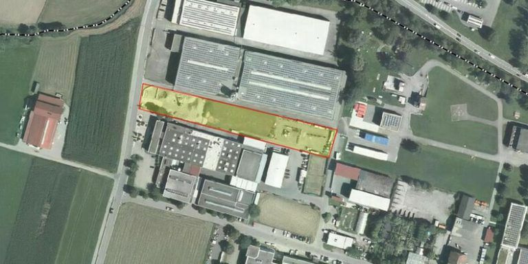 Das besagte Grundstück, wobei Lingenhöle südlich davon angesiedelt ist. Kleines Bild: Stadtrat Wolfgang Flach.⇒⇒vogi, övps
