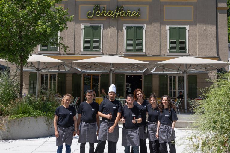 Das Team von Hunger+Durst sowie Mittagsmenüs und Mini-Burger. ⇒neue