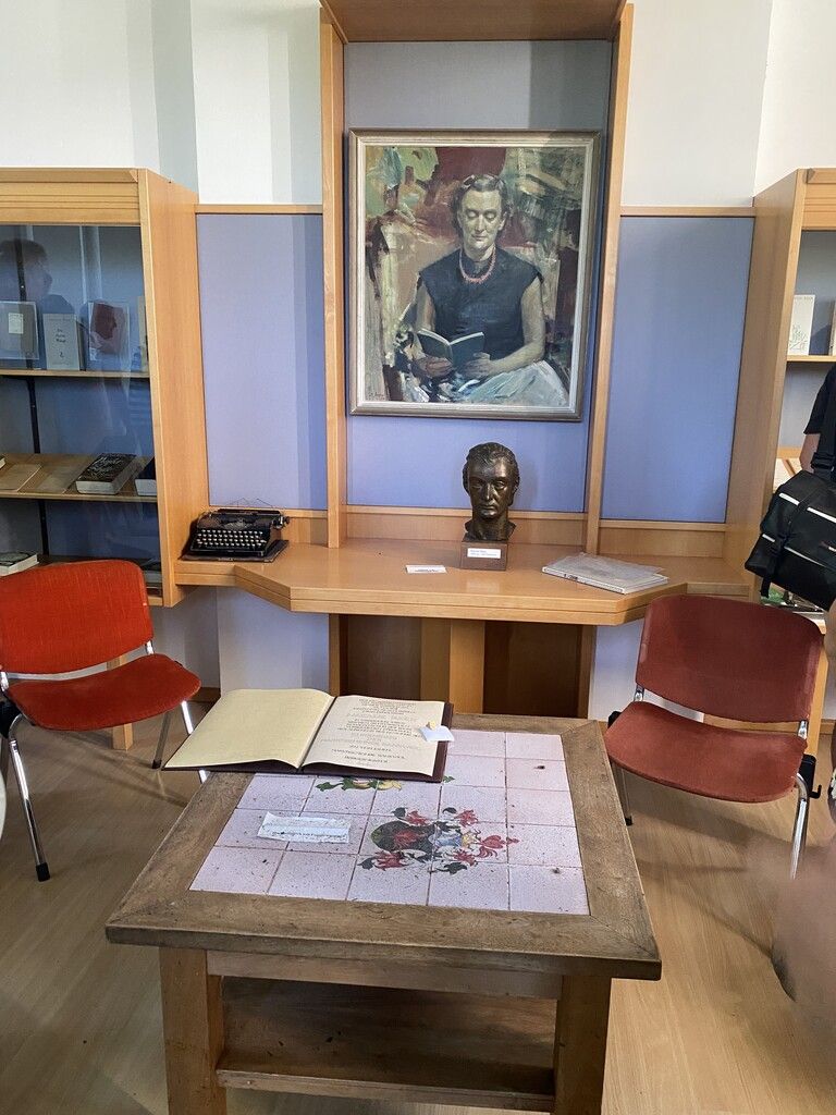 Das Zentrum des Museums war ein Porträt und eine Büste von Natalie Beer und davor ein Tisch aus ihrer Rankweiler Wohnung, auf dem die mittlerweile aberkannte Ehrung der Marktgemeinde inklusive Ehrenring präsentiert wurde.⇒Bereuter (2), David berger (1); Rudolf Zündel (1)