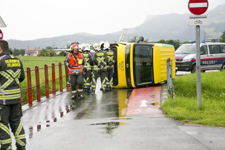Das Zustellauto kam auf der Fahrerseite zum Liegen. ⇒mathis