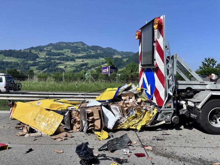 Der Anpralldämpfer nach dem Unfall.⇒kpstg