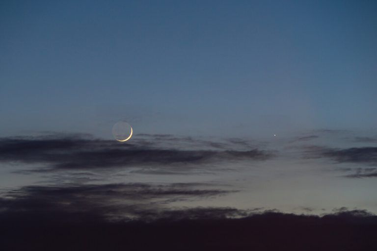 Der flinke Planet Merkur (rechts) leuchtet tief in der Dämmerung.⇒shutterstock