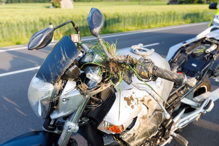 Der Motorradfahrer zog sich Verletzungen an Schulter und Hüfte zu.⇒Bernd hofmeister (2)