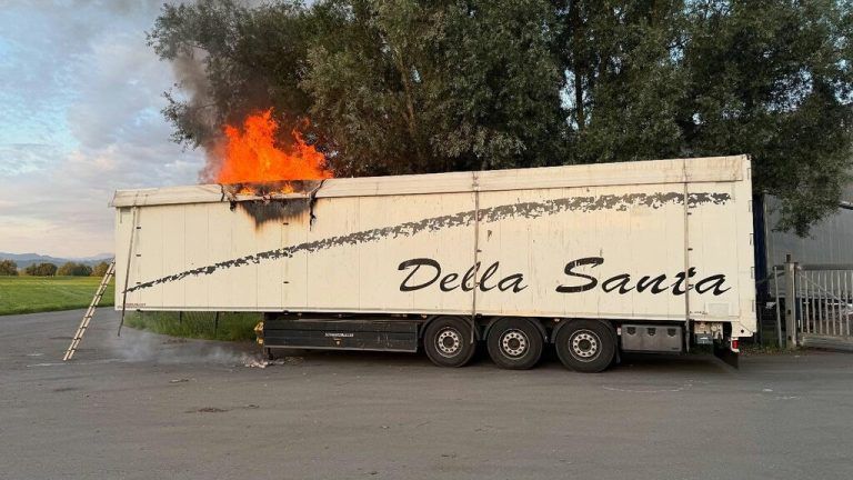 Der Sattelauflieger eines mit Restmüll beladenen Lkw geriet vor der Zufahrt zur Firma Loacker in Brand. ⇒Feuerwehr ⇒Lustenau