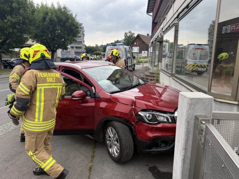 Der Unfallllenker wurde ins Krankenhaus gebracht. ⇒Vlach
