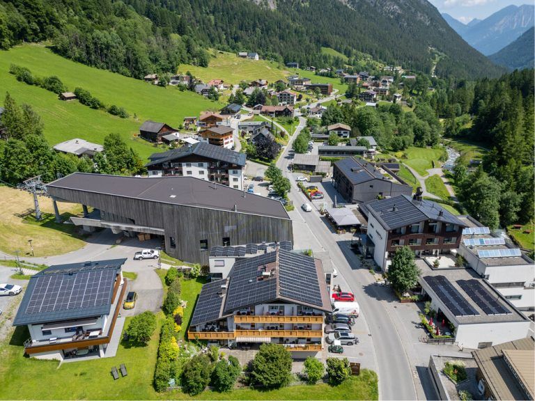 Die Dächer rund um das Zentrum von Brand sind bereits mit PV-Anlagen bestückt, und die Zahl wächst stetig.