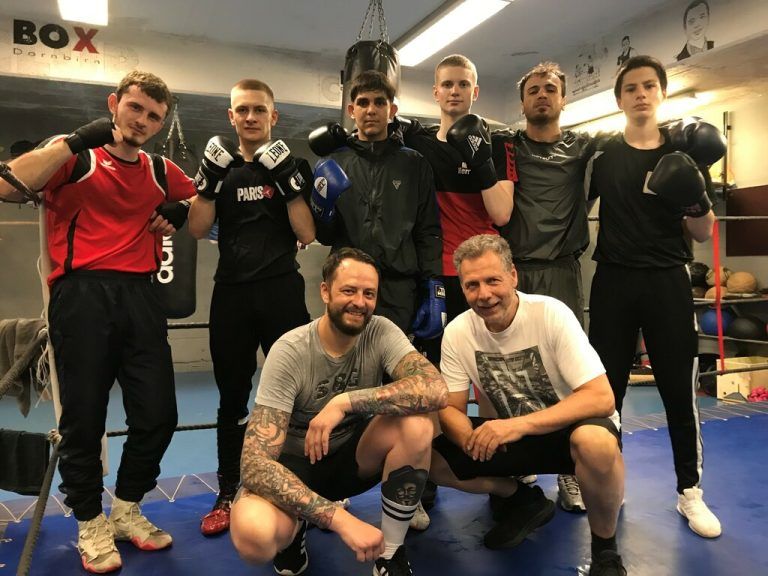 Die Dornbirner Boxer um die Trainer Hannes Judt und Toni Schrott (rechts unten) am letzten Training vor den Titelkämpfen. ⇒Jochen Dedeleit