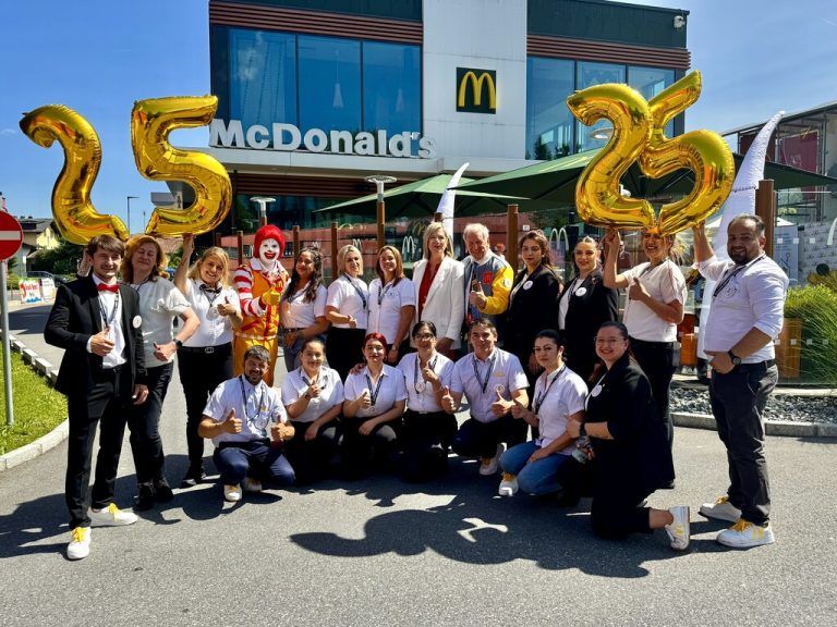 Die ganze Belegschaft feierte das 25-Jahr-Jubiläum.⇒lutz (6)