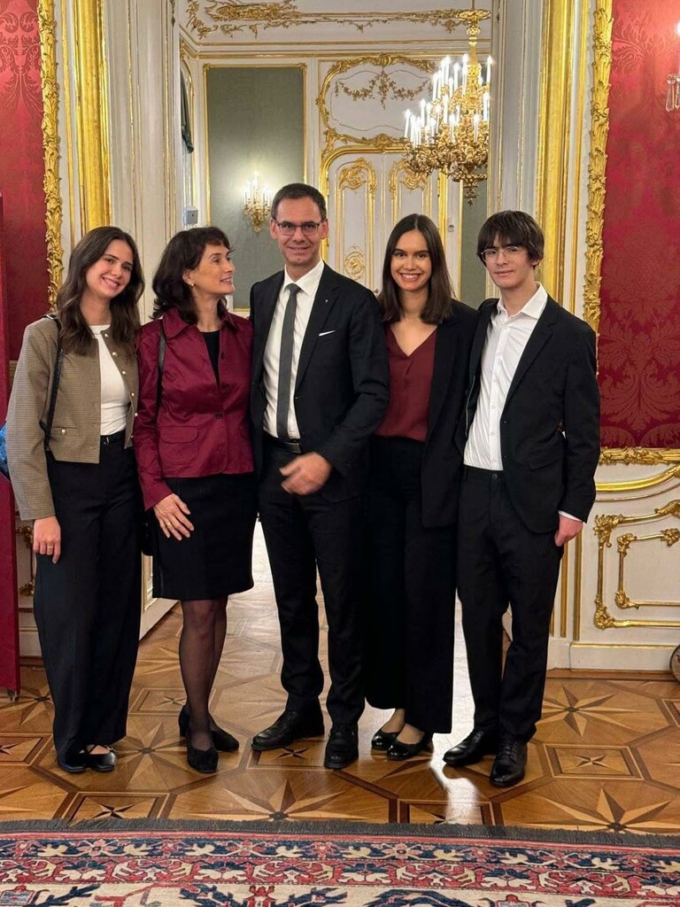 Ein Familienfoto der Wallners bei der neuerlichen Angelobung zum Landeshauptmann im Herbst 2024.land vorarlberg