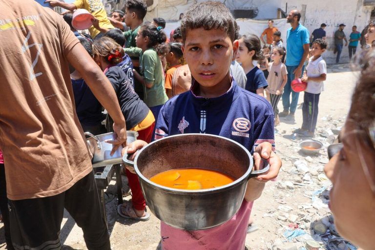 Ein Junge bei der Speiseausgabe in Rimal, Gaza.⇒AFP