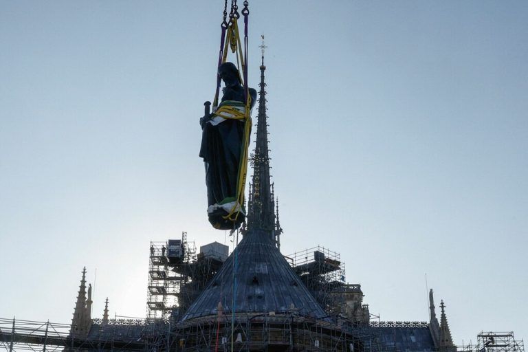Ein Kran hebt eine von 16 Apostel-Statuen auf den Turm von Notre-Dame.GEOFFROY VAN DER HASSELT/AFP