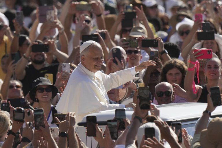 Eine Menschenmenge erwartet Papst Leo XIV auf seinem Weg zur Audienz.⇒AP