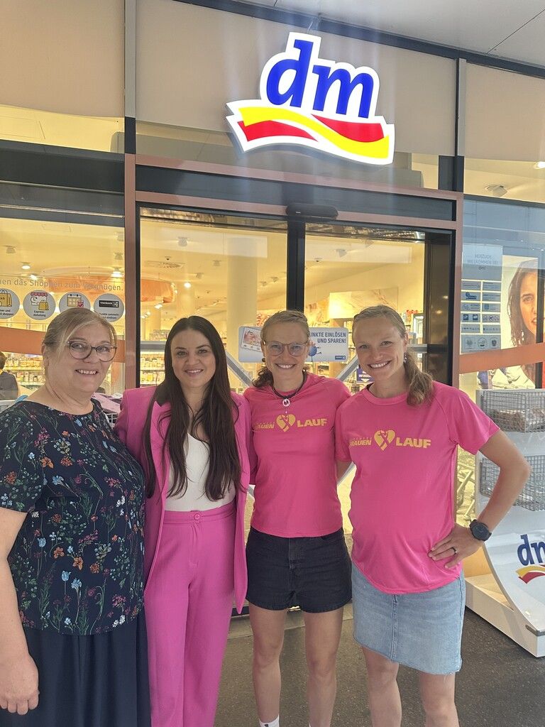 Helga Mangeng (Sponsor DM) und Verena Eugster ( W3 create) mit den Olympiateilnehmerinnen Lisa und Anna Hahner (v.l.).⇒Denise Scheucher