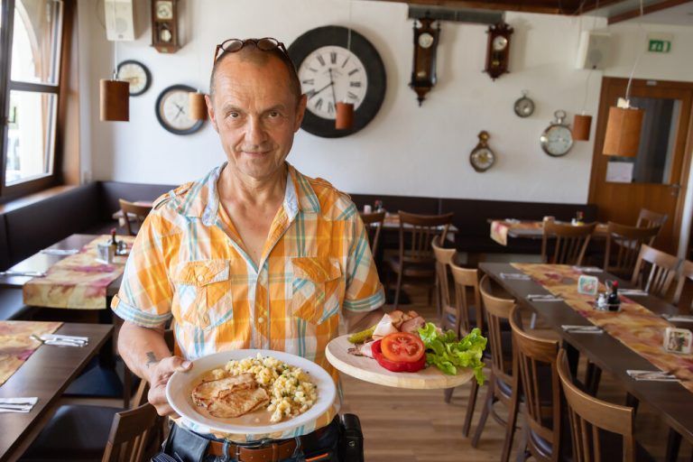 Im Gasthaus Zeigerle ticken die Uhren anders: Zwischen Wanduhren und Wiener Schnitzel lebt hier die Wirtshauskultur weiter. ⇒Hartinger