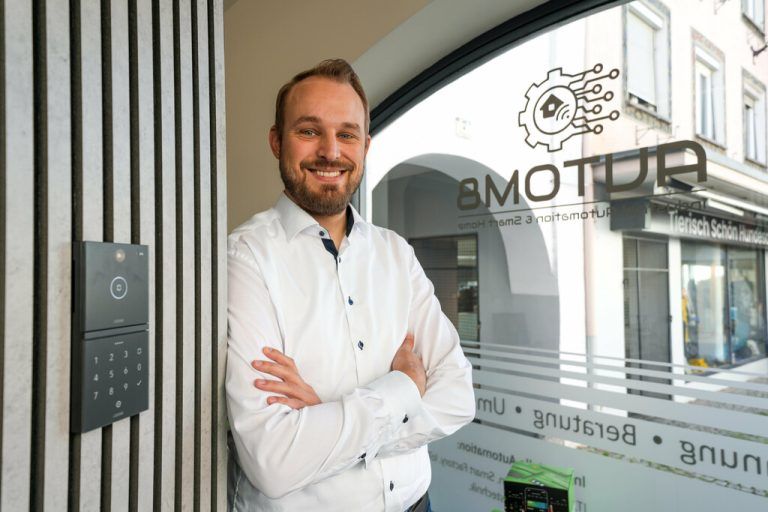Im Showroom in der Bludenzer Mühlgasse demonstriert Bastian Benda, wie sich moderne Gebäudetechnik intuitiv steuern lässt.⇒hartinger (4)