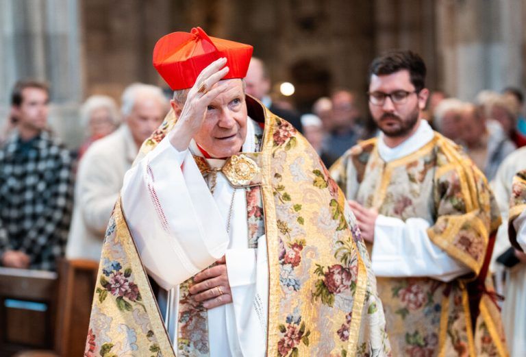 Kardinal Schönborn nahm die Priesterweihung vor. ⇒apa