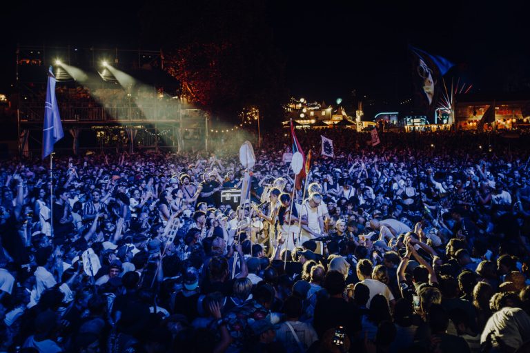Kraftklub performten inmitten der Fanmenge.Open Air St. Gallen/Dornbierer, Eberle, Roetheli