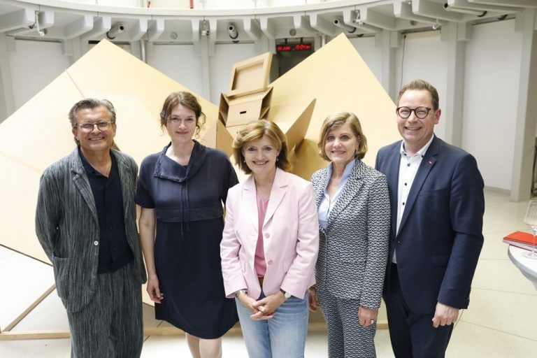 Kurator Marbod Fritsch, Künstlerin Liddy Scheffknecht, ORF-Kulturkoordinatorin Jasmin Ölz, LR Barbara Schöbi-Fink und ORF-Landesdirektor Markus Klement.⇒Shourot (7)