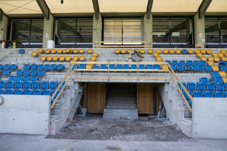 Links: Das ist der Kabinentrakt, dort, wo der Arbeiter zu sehen ist, wird die Alt­acher Kabine sein. Rechts: Die Stufen des Spielertunnels, die vom Kabinentrakt aufs Feld führen.