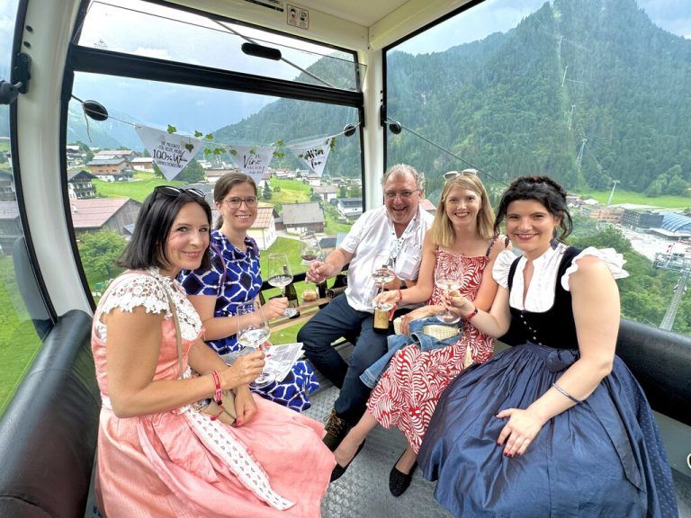 Melanie, Angelique, Lena und Maxine mit Winzer Anton Waldschütz in der „Genuss-Gondel“.Lutz (13)