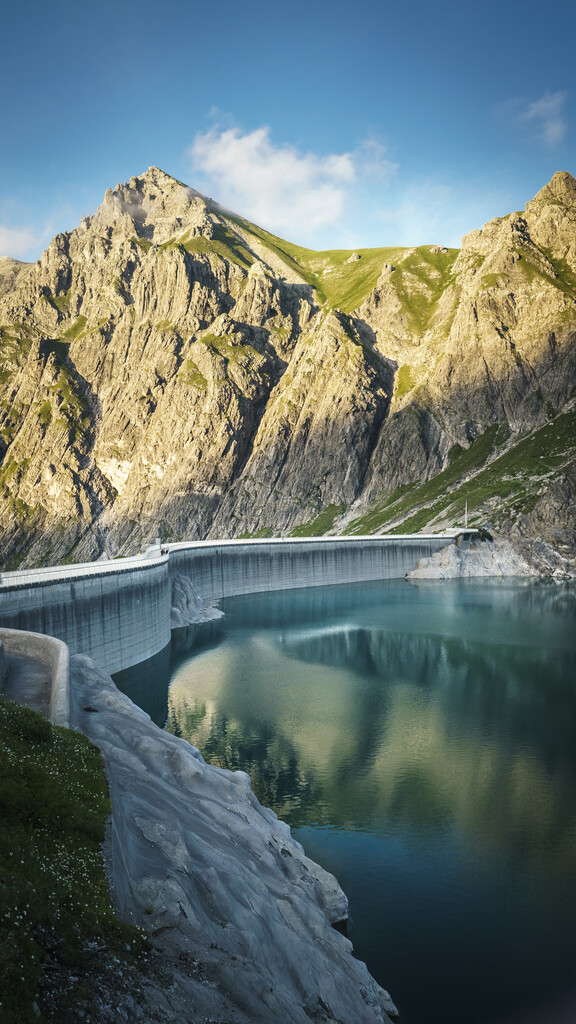 Mit der Kraft des Wassers, wie hier im Lünersee, soll die heimische Industrie befeuert werden.⇒Denger