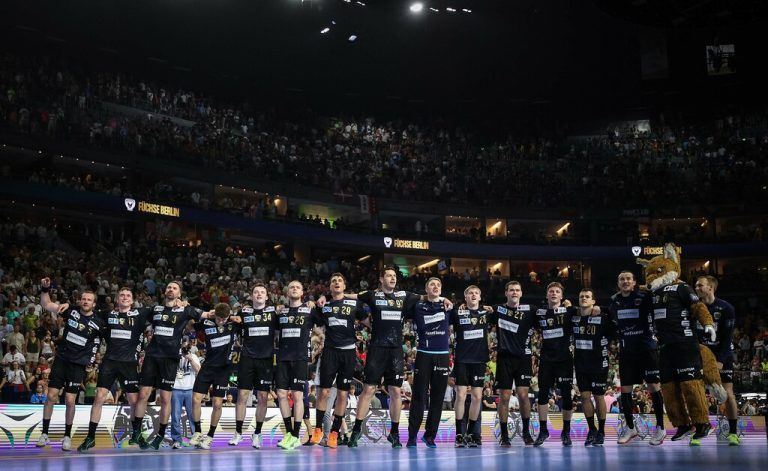 Nach dem Halbfinal-Erfolg über Nantes konnten die Füchse noch feiern, doch im Finale gegen Magdeburg blieben die Füchse zu oft hängen, wie rechts Lasse Andersson gegen seinen Landsmann Magnus Saugstrup. AFP