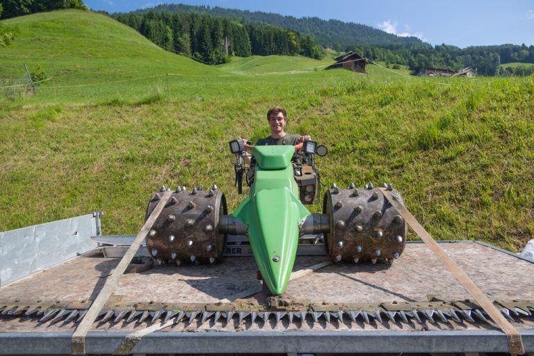 Renato Müller bewirtschaftet den Familienhof in Blons mit viel Energie, Innovationsgeist und Liebe zu seinen Tieren.⇒hartinger