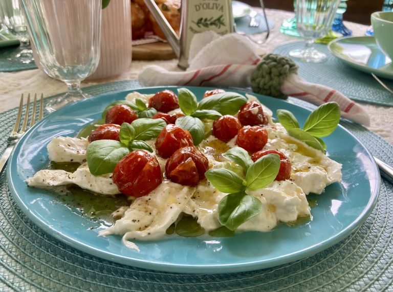Schmortomaten mit Burrata, frischem Basilikum und knusprigem Brot – ein mediterraner Genuss, der nach Sonne schmeckt.⇒Ulrike Hagen