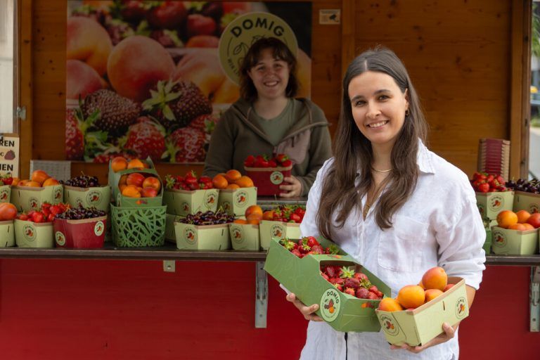 Schon als kleines Kind hat Julia Domig am Obststand mitgeholfen.Hartinger