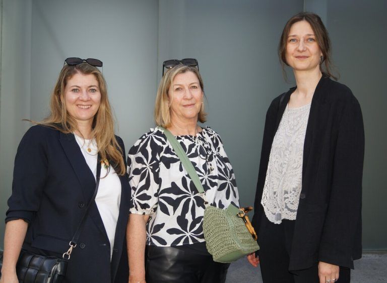 Selina Bertsch, Anita Vogelmann und Urte Speirokaite sind kunstbegeistert.⇒RITTER (7)