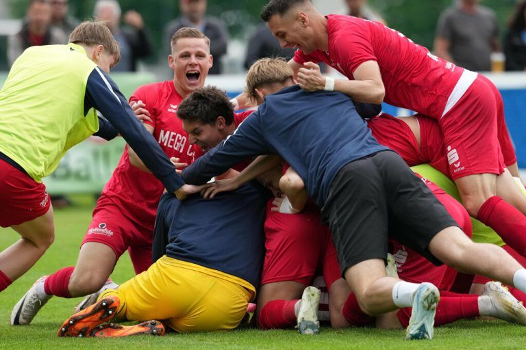 So jubelt ein Cupsieger: Die Dornbirner feiern ihren Pokaltriumph sichtlich ausgelassen.